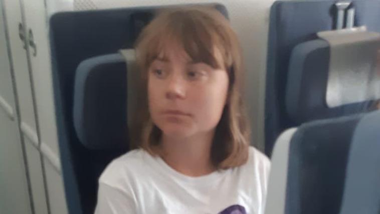 Greta Thunberg, durante el vuelo a París