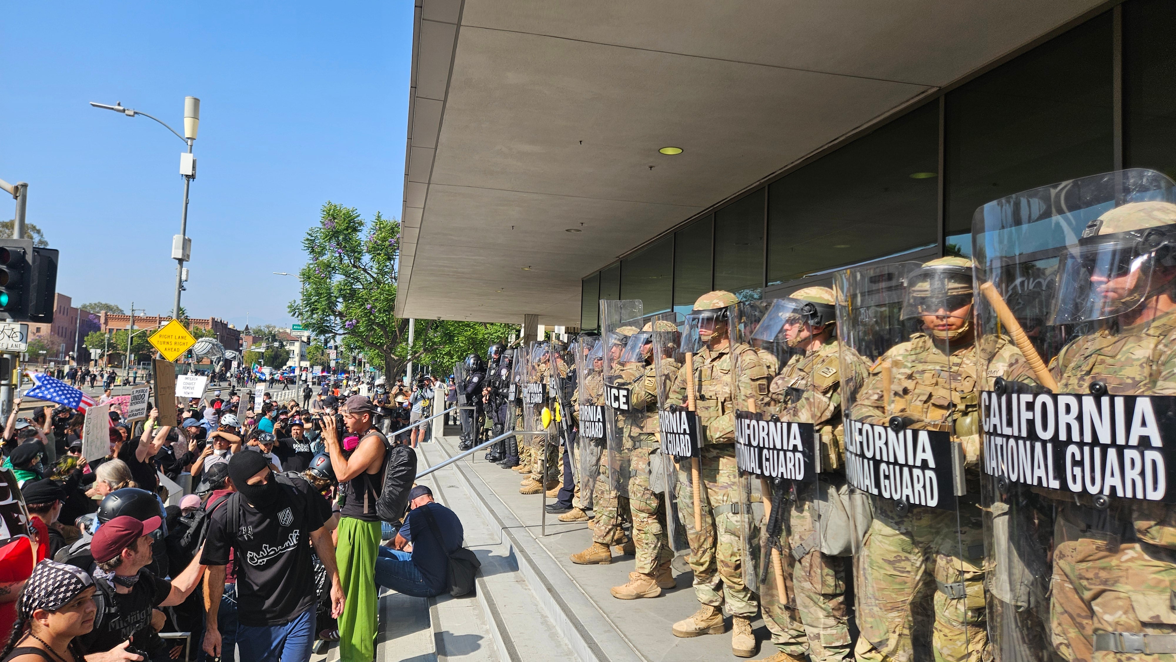 La Guardia Nacional de EE.UU. protege un edificio federal