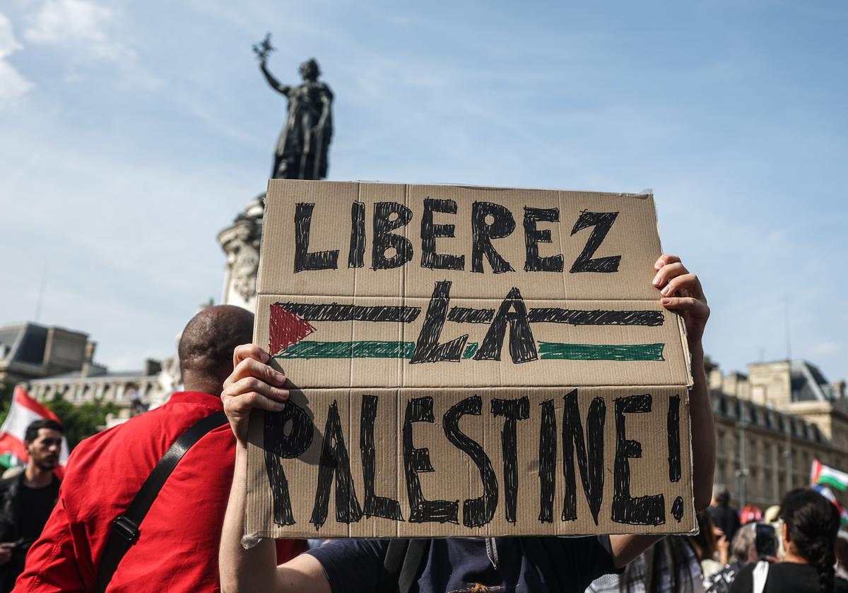 Un manifestante sostiene una pancarta con la leyenda «Palestina Libre» durante una manifestación de solidaridad con Gaza y Palestina en la Plaza de la República de París (Francia)