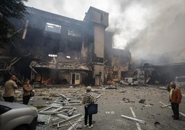 Un nuevo ataque masivo de Rusia destruye viviendas en Kiev y una maternidad en Odesa