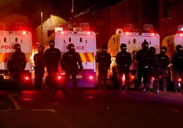 Dos noches de disturbios en Irlanda del Norte tras una supuesta agresión sexual a una menor dejan 32 policías heridos