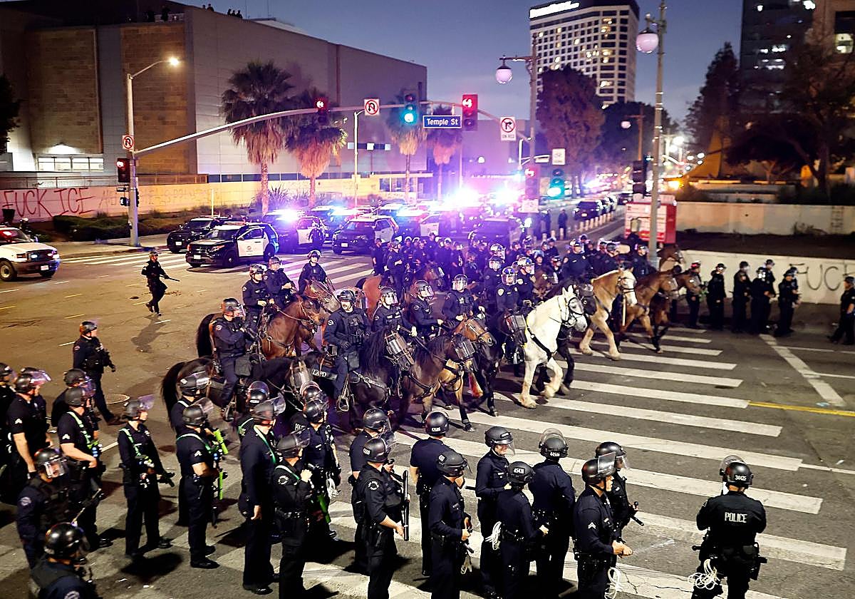 El gobernador de California acusa a Trump de «atacar la democracia» por el despliegue del Ejército en Los Ángeles