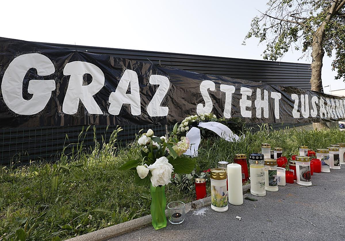 Velas y flores frente a la escuela en Graz tras el ataque que ha dejado diez muertos y docenas de heridos