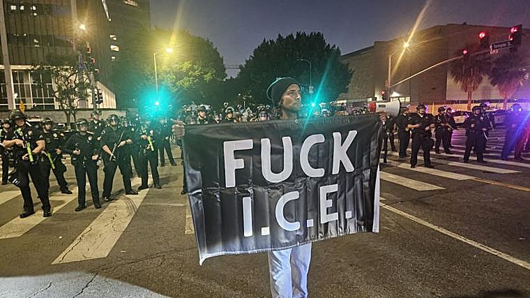 Un manifestante protesta contra la policía de Inmigración y Aduanas (ICE, por sus siglas en inglés) en las protestas de Los Ángeles