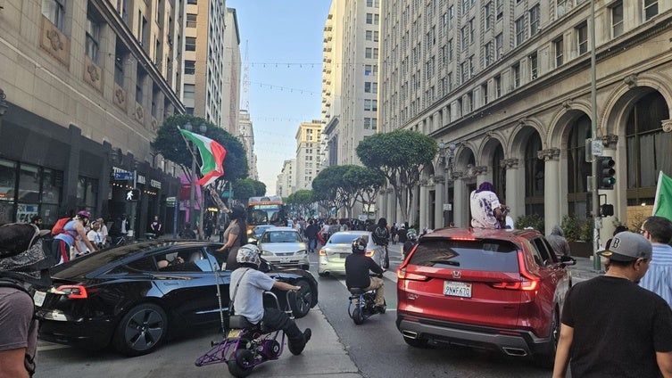 La alcaldesa de Los Ángeles impone el toque de queda en el centro de la ciudad en la quinta noche de protestas