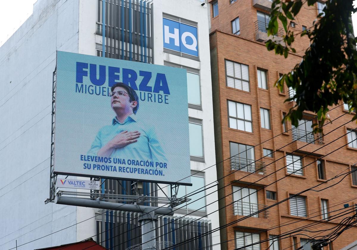 Un cartel muestra apoyo al senador Miguel Uribe, tiroteado por un joven de 15 años en Bogotá