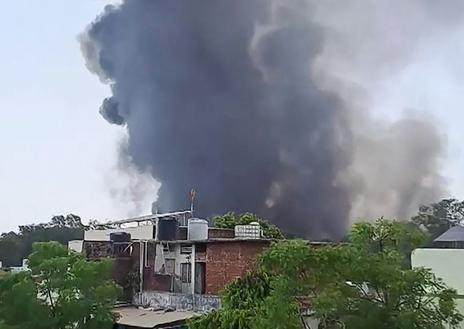 Imagen secundaria 1 - El Boeing 787-8 de Air India se estrelló sobre una zona residencial y dejó escenas dantescas