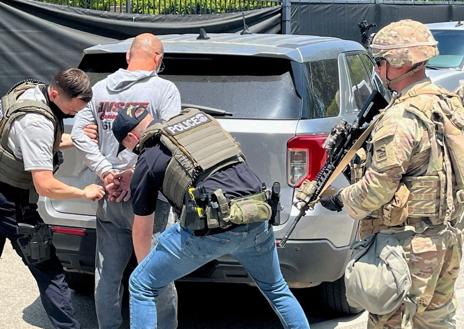 Imagen secundaria 1 - En el Garmen District, el distrito textil de Los Ángeles, se trata de convivir con el miedo a las detenciones. La Guardia Nacional se ha sumado ahora a las redadas por orden de Trump