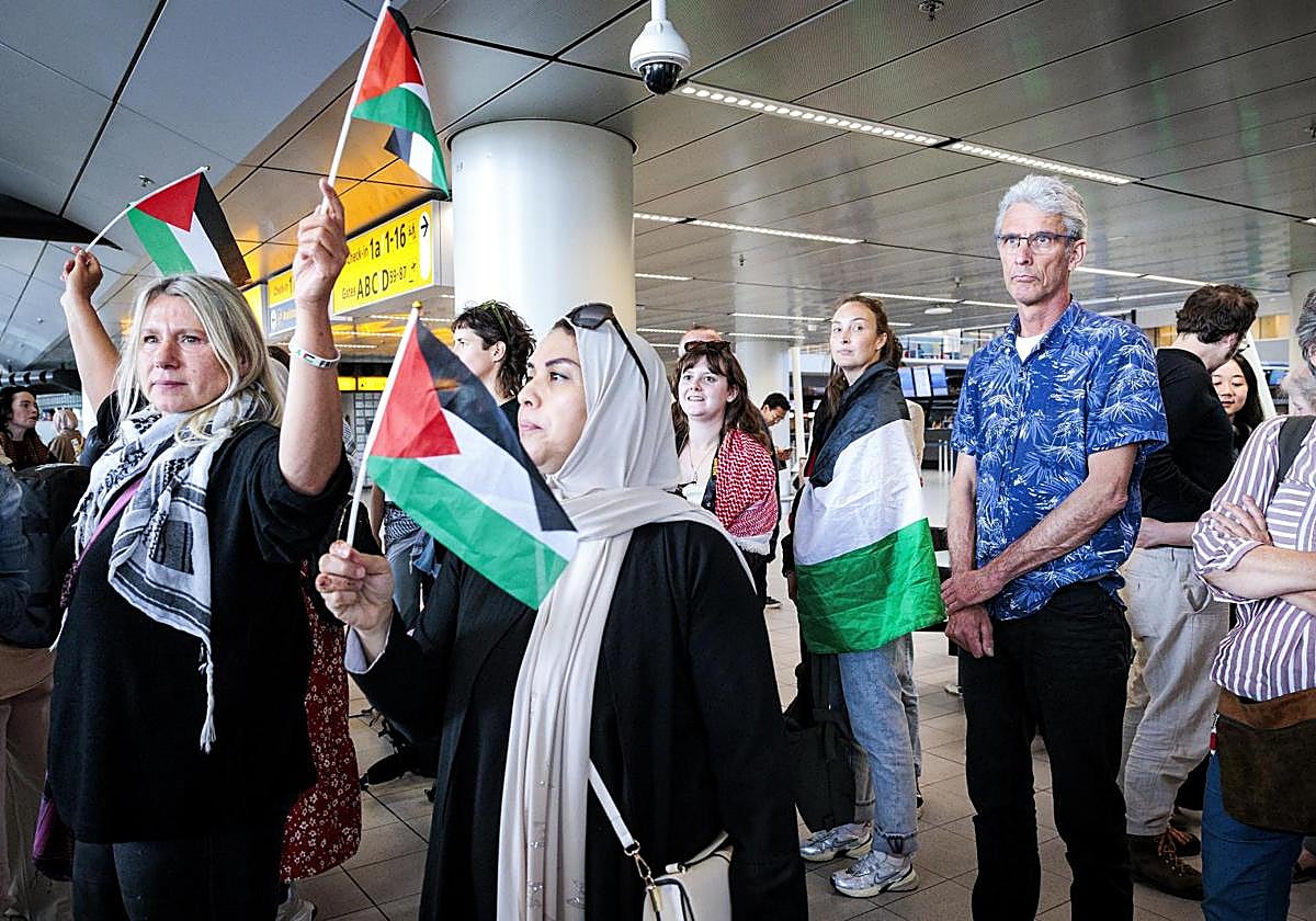 Activistas despidiendo a sus compañeros en el aeropuerto de Schiphol (Países Bajos) antes de partir hacia Egipto
