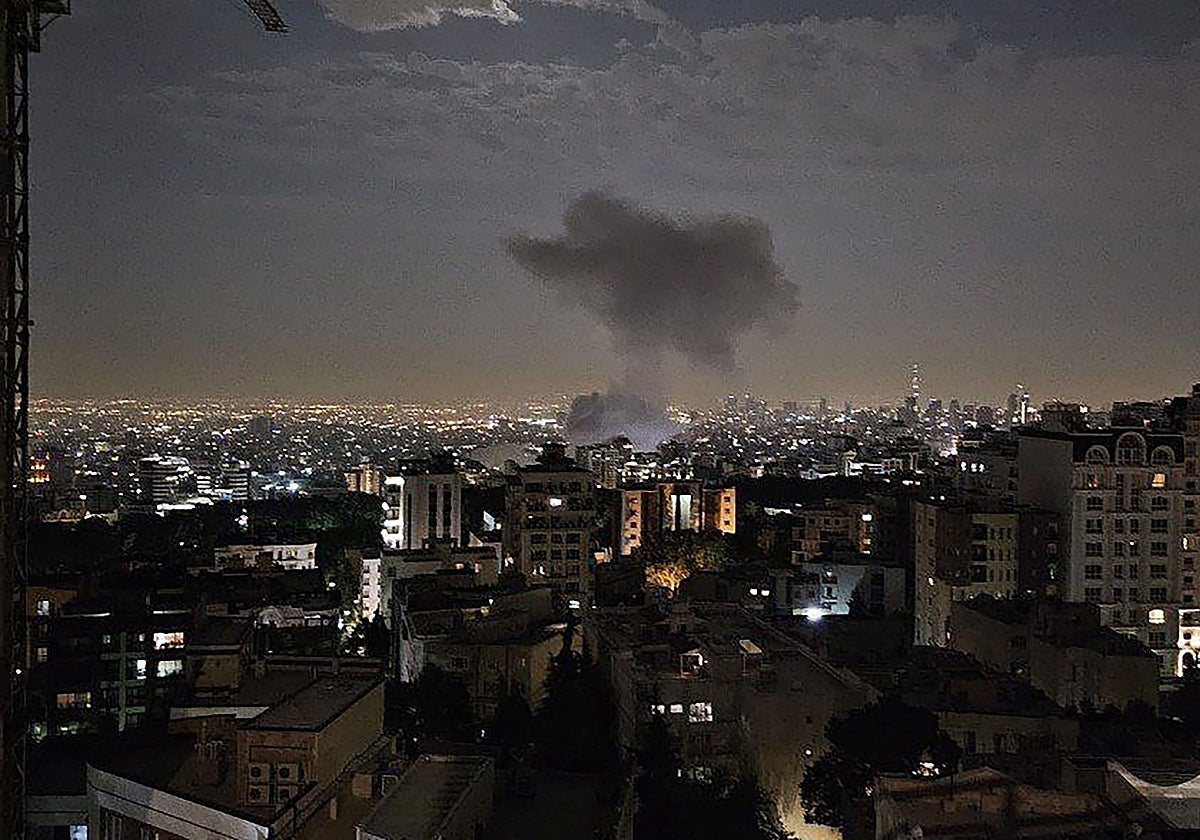 Humo saliendo desde un edificio en la capital de Irán, Teherán que fue blanco de un ataque israelí