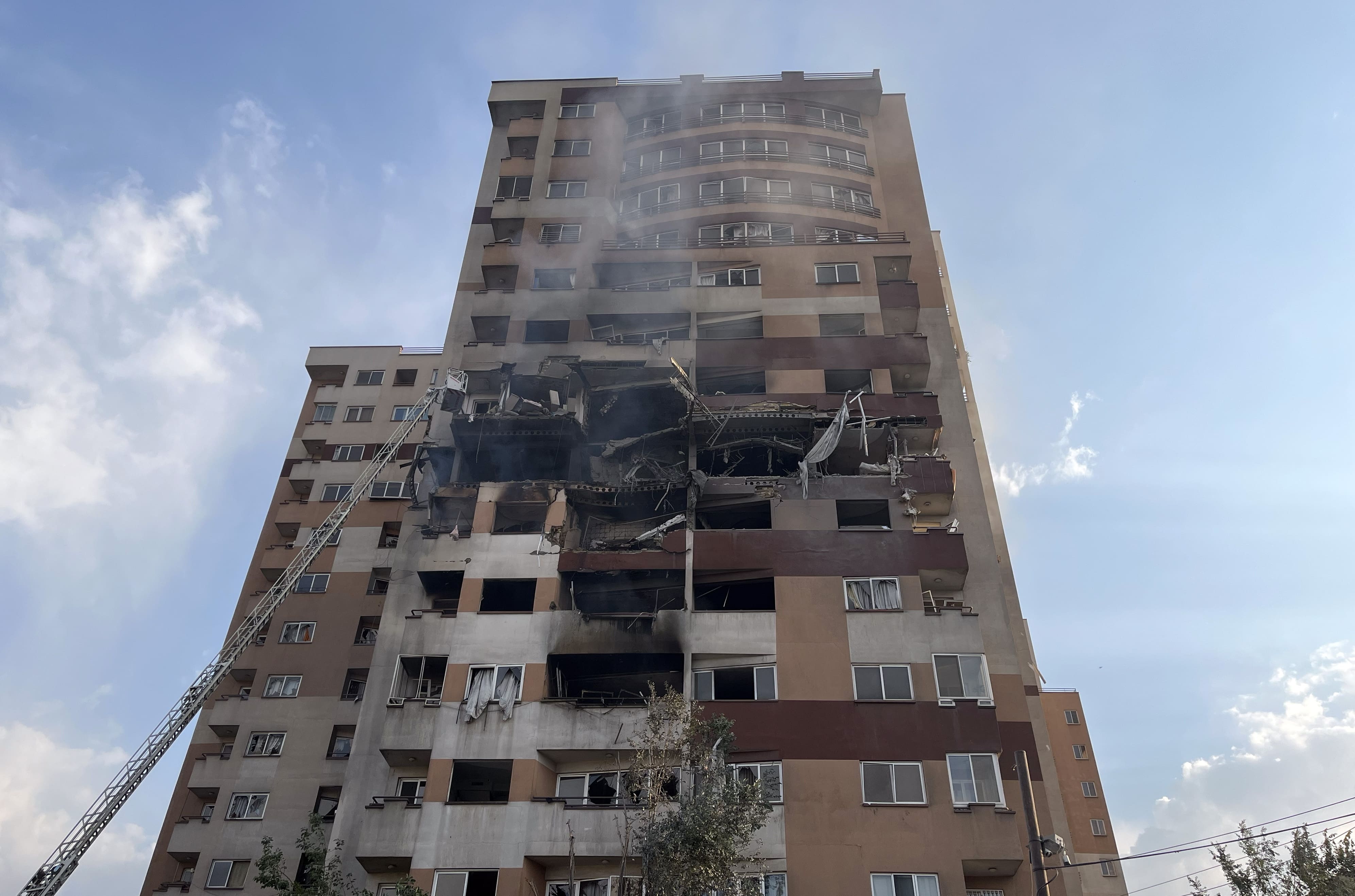 Vista general de un edificio golpeado por un ataque aéreo de Israel a Irán