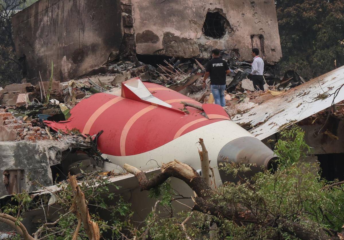 Restos del avión de Air India siniestrado este jueves