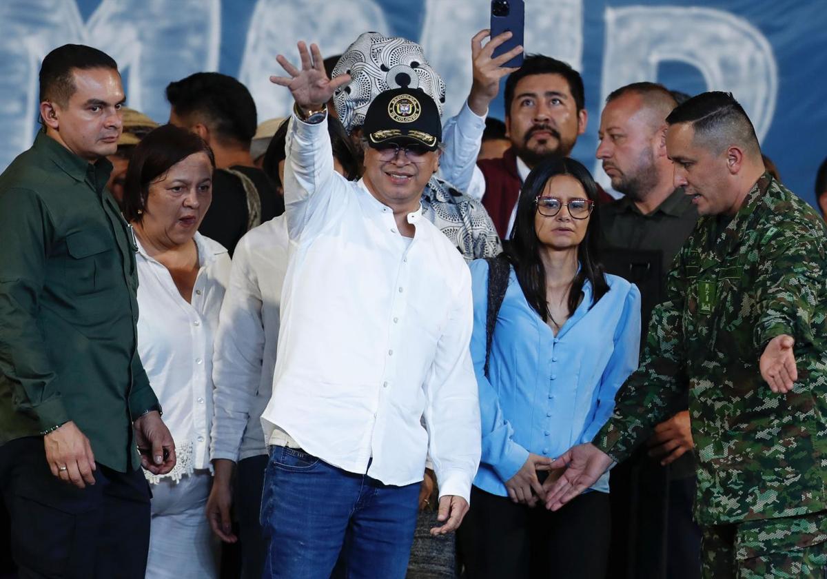 El presidente de Colombia, Gustavo Petro, saluda durante un discurso este miércoles, en la Plaza de San Francisco en Cali (Colombia)