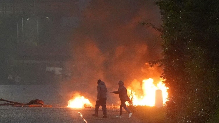 Los disturbios se prolongan en Irlanda del Norte en medio de denuncias de violencia racista y ataques a la Policía