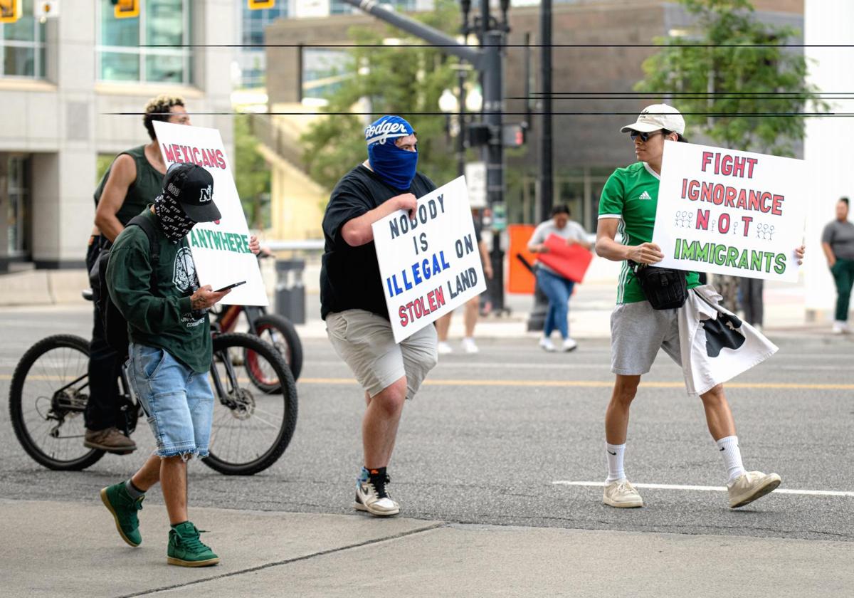 Manifestantes se reúnen en el Washington Square Park de Salt Lake Citypara protestar contra las recientes medidas contra los inmigrantes adoptadas por el ICE