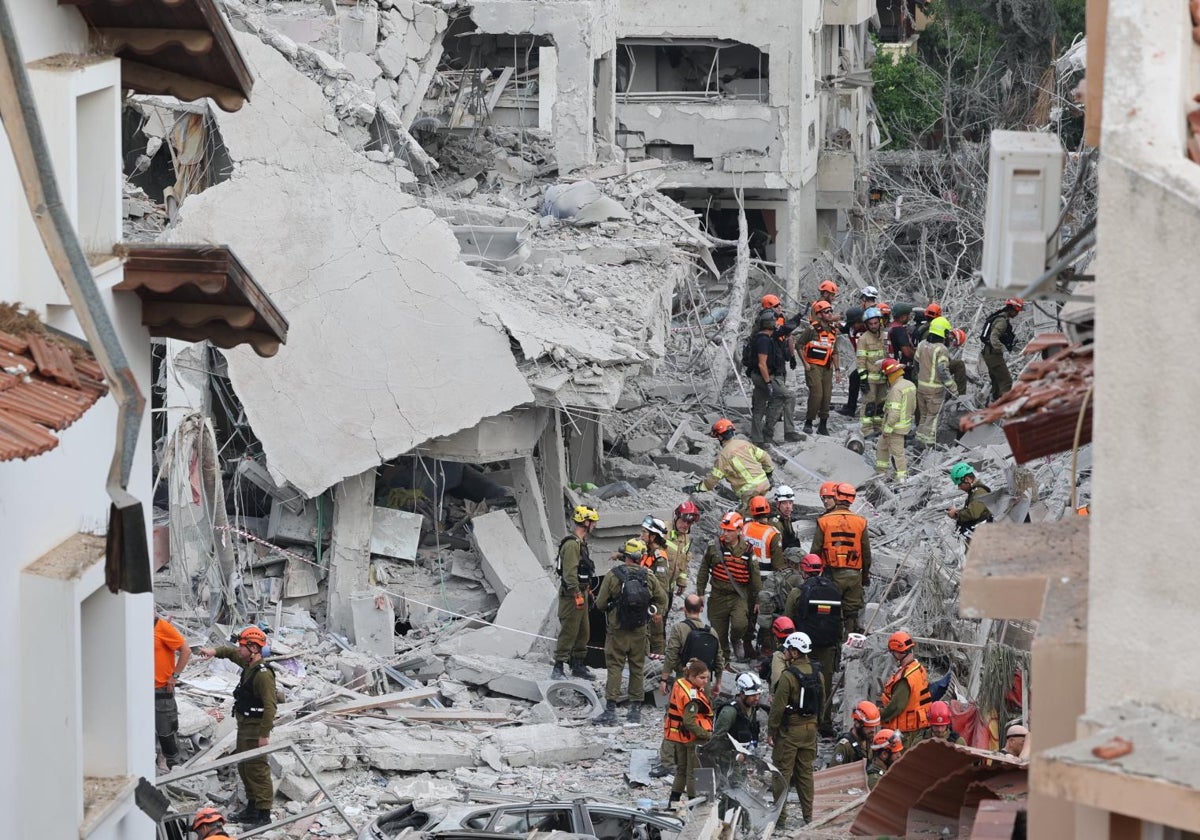 Equipos de rescate israelíes en el lugar donde misiles balísticos iraníes impactaron en edificios residenciales en Rishon LeZion, cerca de Tel Aviv