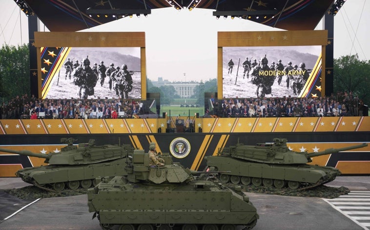 Imagen principal - Desde el escenario, Trump resumió el mensaje central del acto: «Cada país celebra sus victorias. Ya era hora de que Estados Unidos hiciera lo mismo»
