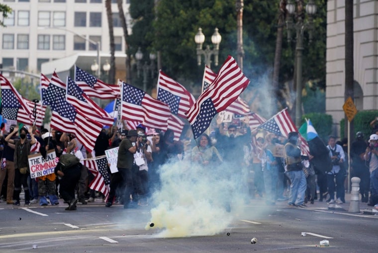 Miles de manifestantes protestaron en Los Ángeles contra las redadas de inmigración y contra Trump