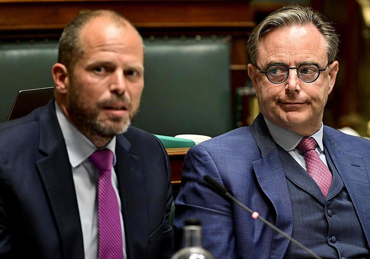 El ministro de Defensa y Comercio Exterior de Bélgica, Theo Francken (izquierda), y el primer ministro belga, Bart De Wever, interactúan durante una sesión de la comisión parlamentaria de Defensa Nacional y la comisión de Relaciones Exteriores