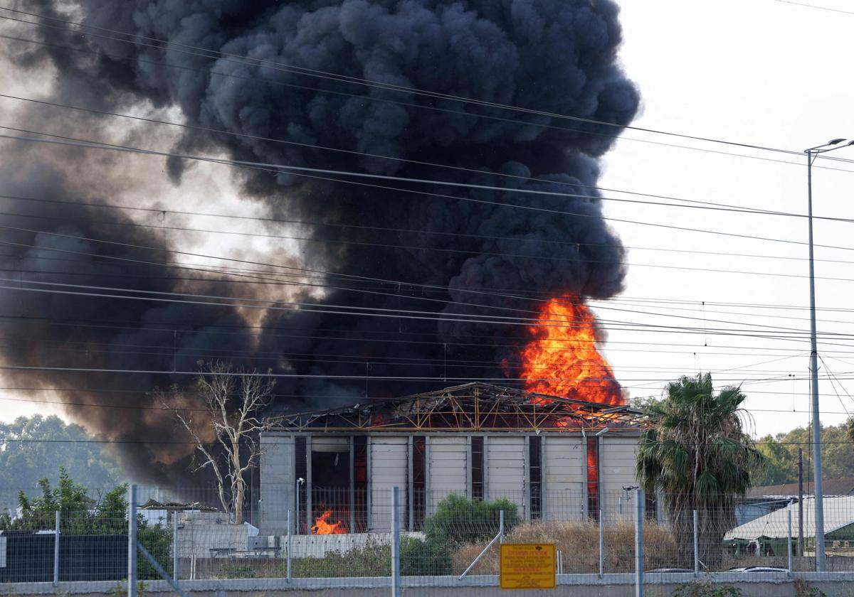 Un edificio en llamas cerca de Tel Aviv tras el ataque iraní