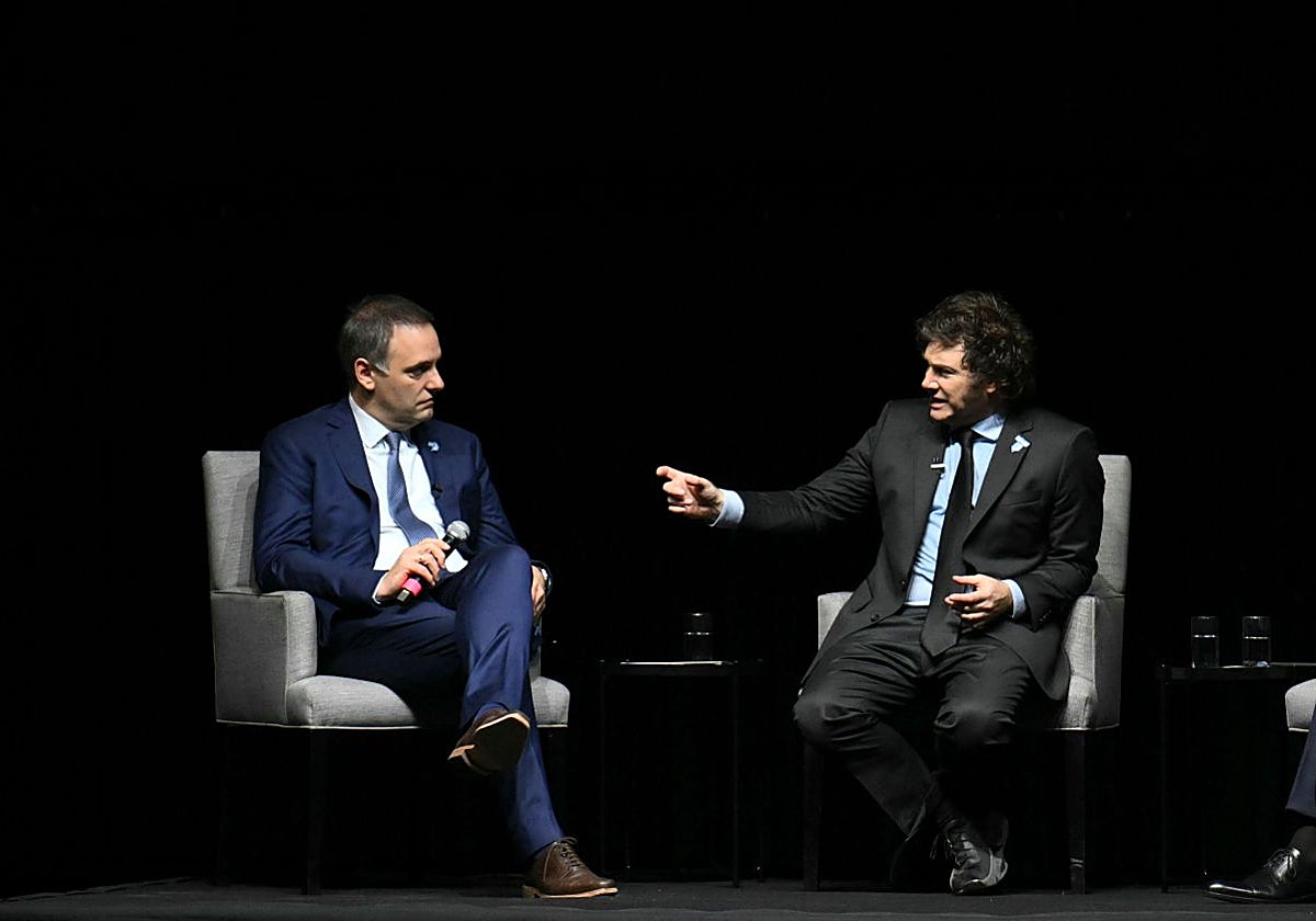 El portavoz del Gobierno argentino conversa con Javier Milei, en una foto de archivo