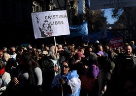 «Argentina con Cristina», miles de kirchneristas apoyan a la expresidenta tras sus primeras horas en arresto domiciliario por corrupción