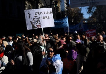 «Argentina con Cristina», miles de kirchneristas apoyan a la expresidenta tras sus primeras horas en arresto domiciliario