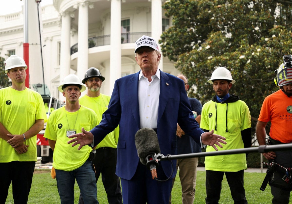 Trump ha comparecido en los jardines de la Casa Blanca junto a unos obreros que instalaban un nuevo mástil para una bandera