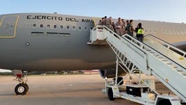 Albares confirma que España pone en marcha la evacuación de más de 40 españoles en Irán y otros 200 en Israel