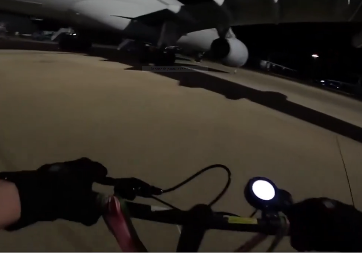 Momento del vídeo en el que un activista se prepara para dañar un avión