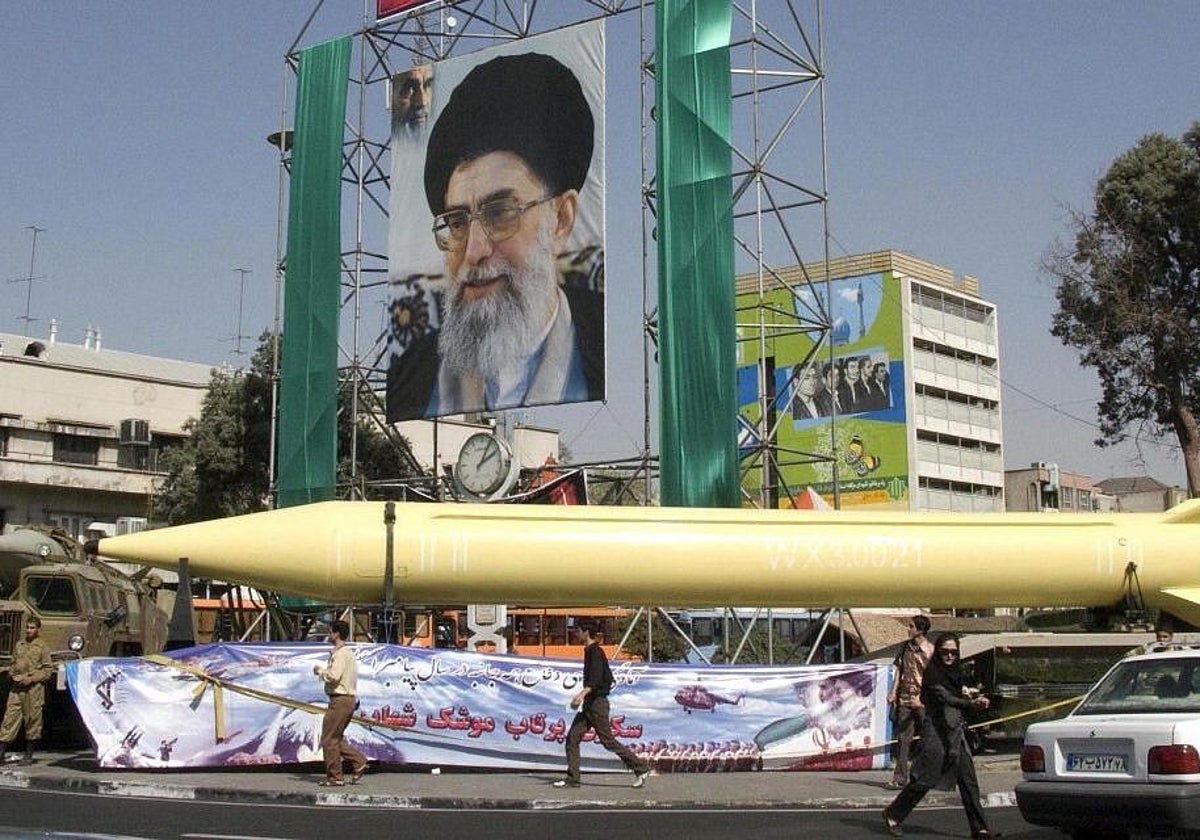 Misiles expuestos en la plaza de Baharestan, en Teherán, con el retrato del ayatolá Jamenei al fondo