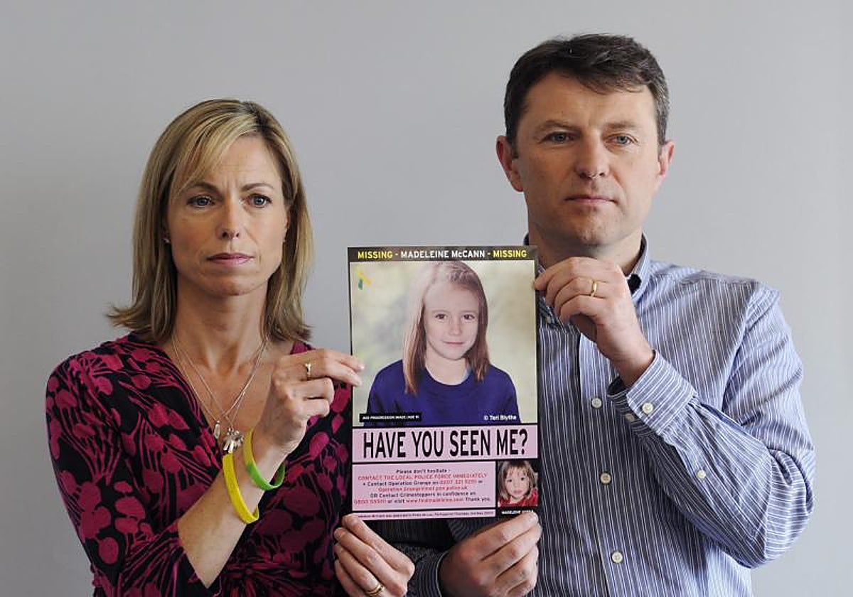 Fotografía de archivo del 2 de mayo de 2012 que muestra a Kate McCann (i) y su marido, Gerry McCann, sujetnado un cartel con una fotografía de su hija desparecida en 2007, Madeleine McCann, durante una rueda de prensa celebrada en Londres