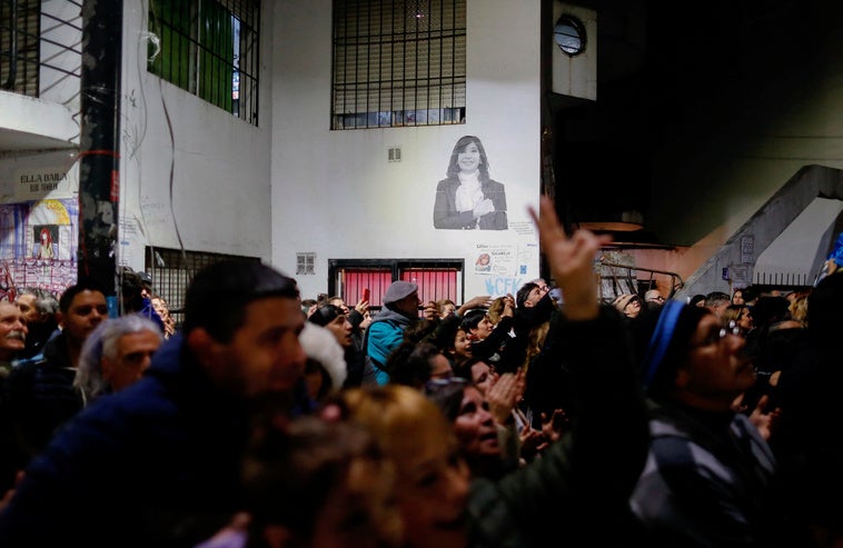 Desde la prisión domiciliaria, Cristina Kirchner lidera un acto y critica al Gobierno de Milei: «Bullrich es nefasta»