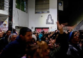 Desde la prisión domiciliaria, Cristina Kirchner lidera un acto y critica al Gobierno de Milei: «Bullrich es nefasta»