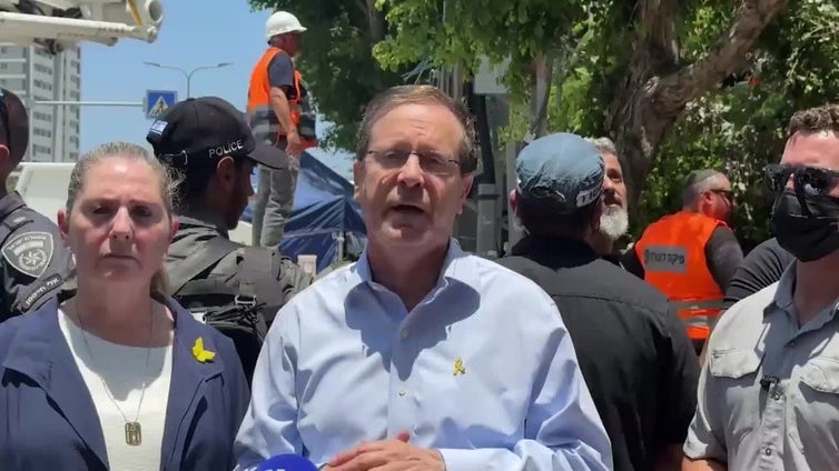 El presidente israelí y el líder de la oposición visitan una zona en Tel Aviv destruida tras el ataque iraní