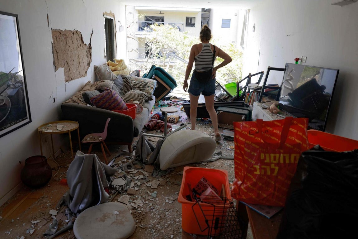 Una residente revisa los daños en su apartamento causados por un ataque iraní que afectó a un barrio residencial en la zona de Ramat Aviv en Tel Aviv.