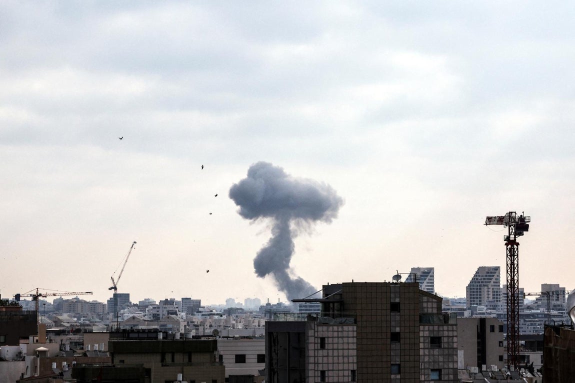 Se puede ver humo durante un ataque con misiles de Irán contra Israel, en medio del conflicto entre Irán e Israel, en Tel Aviv, Israel.