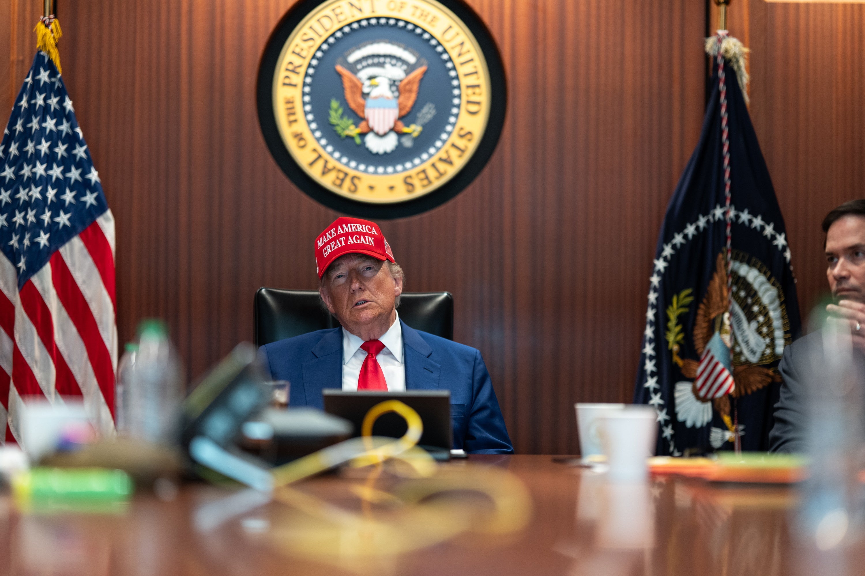 Donald Trump y su Gabinete se reúnen en la 'Situation Room' desde donde han seguido los ataques a Irán