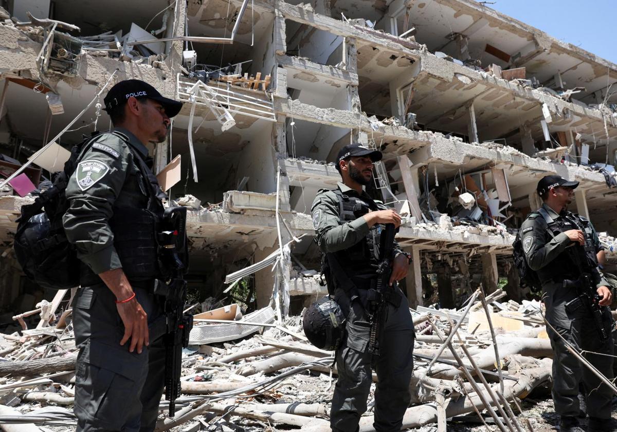 Agentes de policía en el lugar del impacto tras un ataque con misiles de Irán contra Israel
