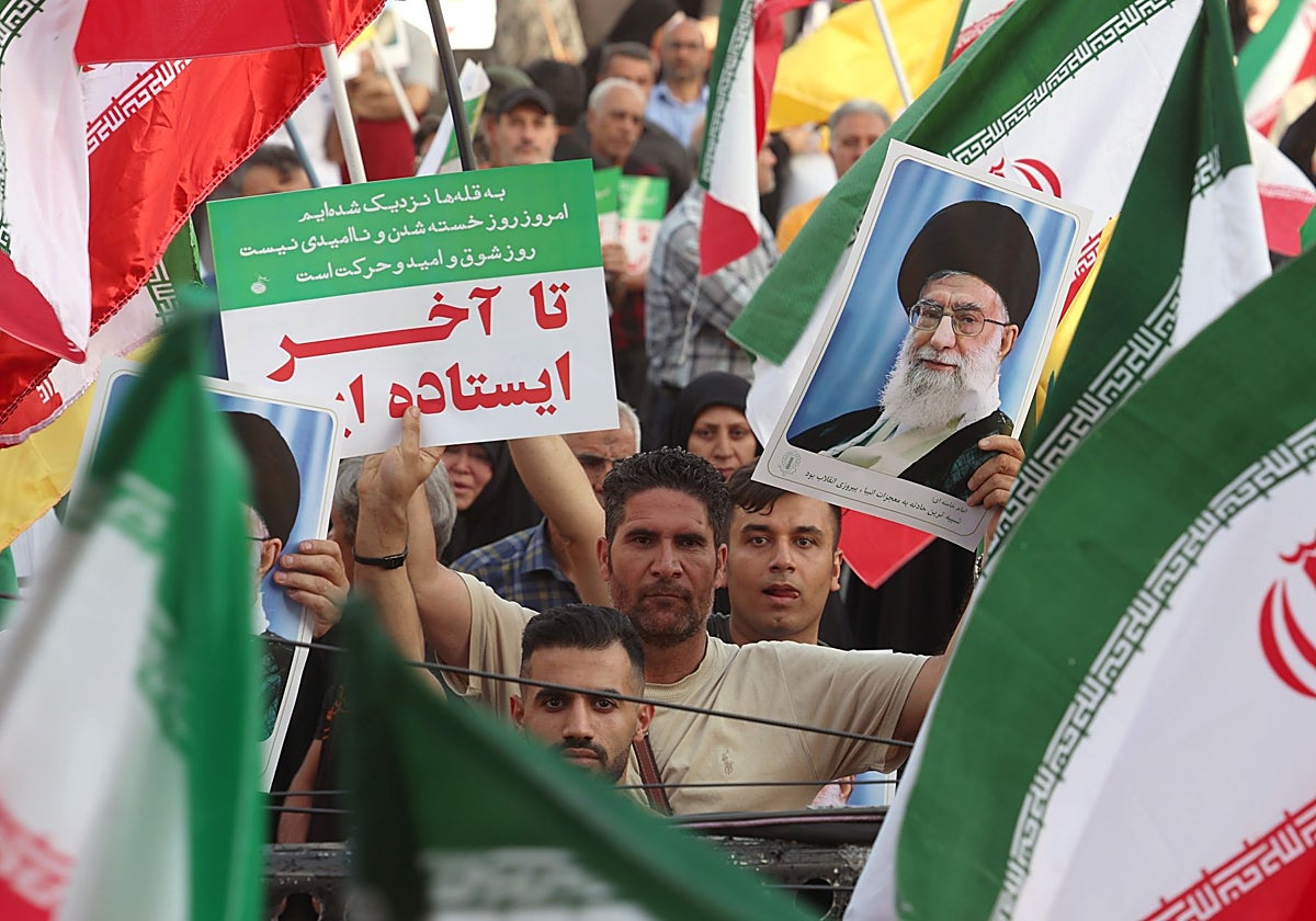 Iraníes sostienen retratos del líder supremo iraní, el ayatolá Alí Jamenei, durante una manifestación en Teherán