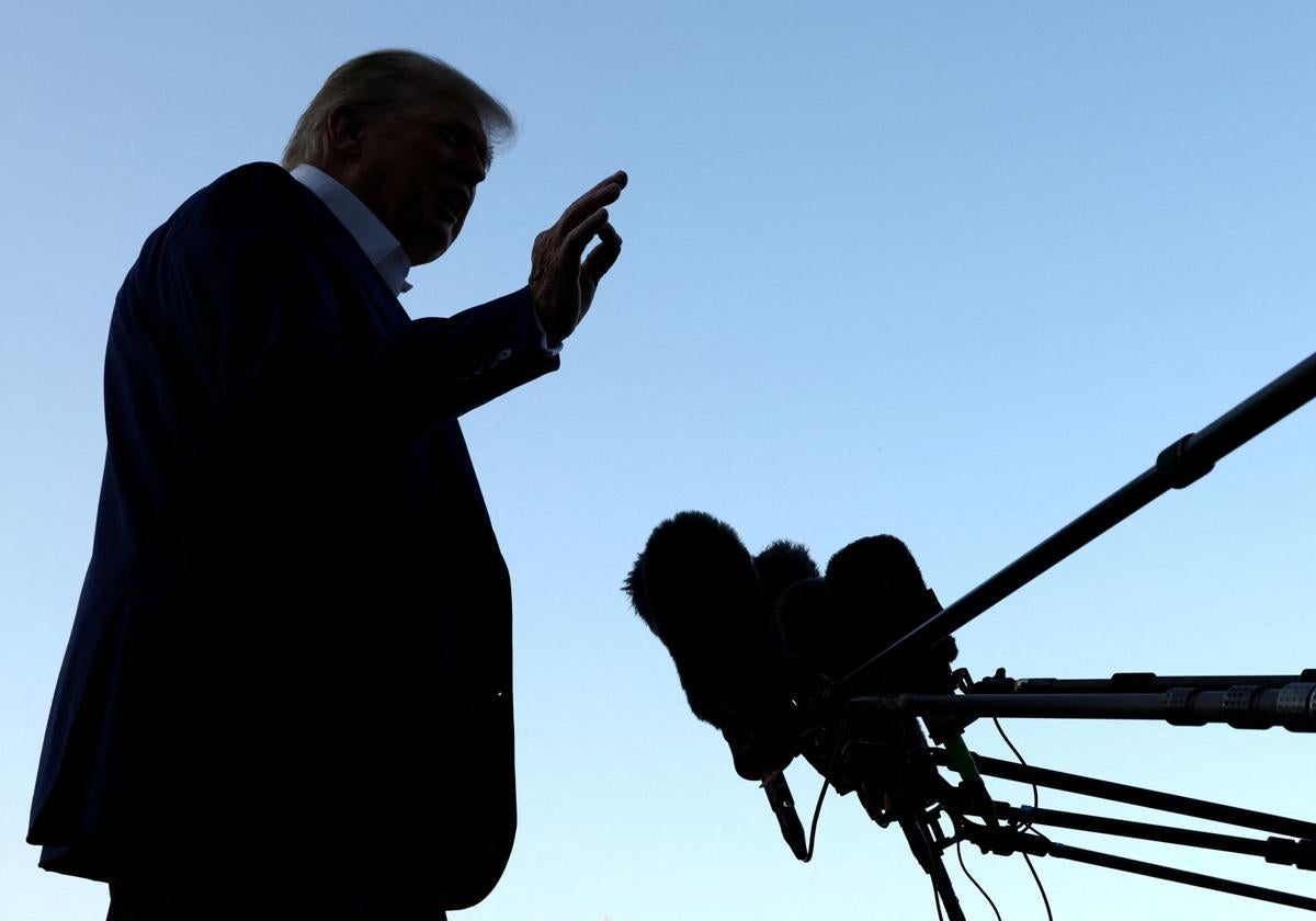 Donald Trump habla con los perioidistas en el jardín de la Casa Blanca