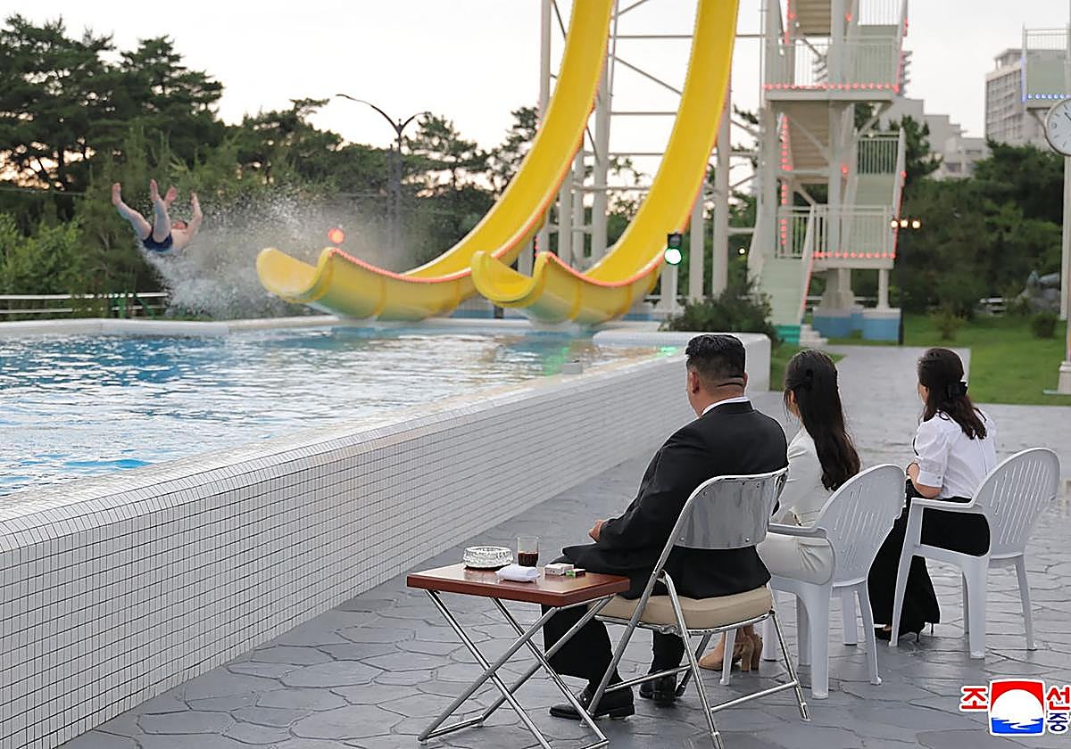 El presidente norcoreano, Kim Jong-un, junto a su hija y su mujer en el complejo
