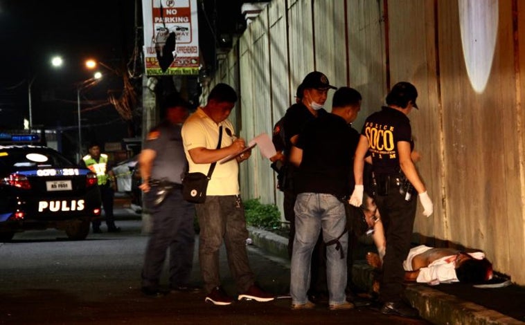 Imagen principal - Arriba, La Policía inspecciona el cadáver de un presunto drogadicto abatido a tiros en la ciudad de Manila, en 2018; Debajo, a la izquierda, la periodista filipina Patricia Evangelista; a la derecha, el expresidente Duterte durante una comparecencia ante la CPI, en La Haya, tras ser detenido el pasado mes de marzo.