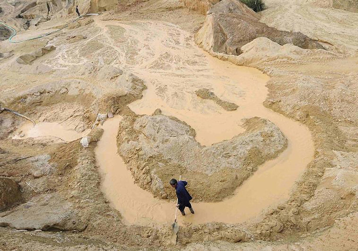 Un trabajador laborando en la mina de metales raros del condado de Nancheng, provincia de Jiangxi