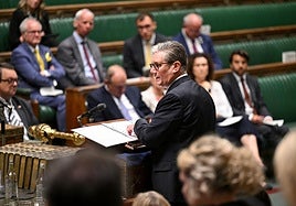 Starmer suaviza los recortes sociales para atajar una amplia rebelión interna