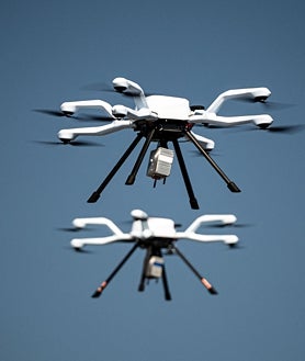 Imagen secundaria 2 - Arriba, un sistema de lanzacohetes Patriot, la opción más barata y rápida para dotarse de una defensa antiaérea, pero de la que Estados Unidos no tiene una disponibilidad ilimitada; debajo, a la izquierda, Un militar apunta con un misil Mistral desde una azotea;a la derecha, drones de combate. La UE espera que los europeos sean capaces de desarrollar tecnologías propias