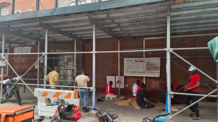 Musulmanes rezan ante un centro islámico en Nueva York
