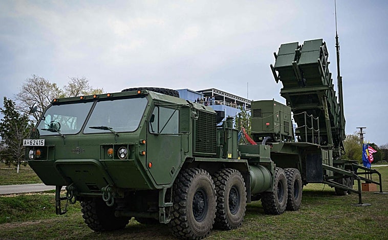 Imagen principal - Arriba, un sistema de lanzacohetes Patriot, la opción más barata y rápida para dotarse de una defensa antiaérea, pero de la que Estados Unidos no tiene una disponibilidad ilimitada; debajo, a la izquierda, Un militar apunta con un misil Mistral desde una azotea;a la derecha, drones de combate. La UE espera que los europeos sean capaces de desarrollar tecnologías propias