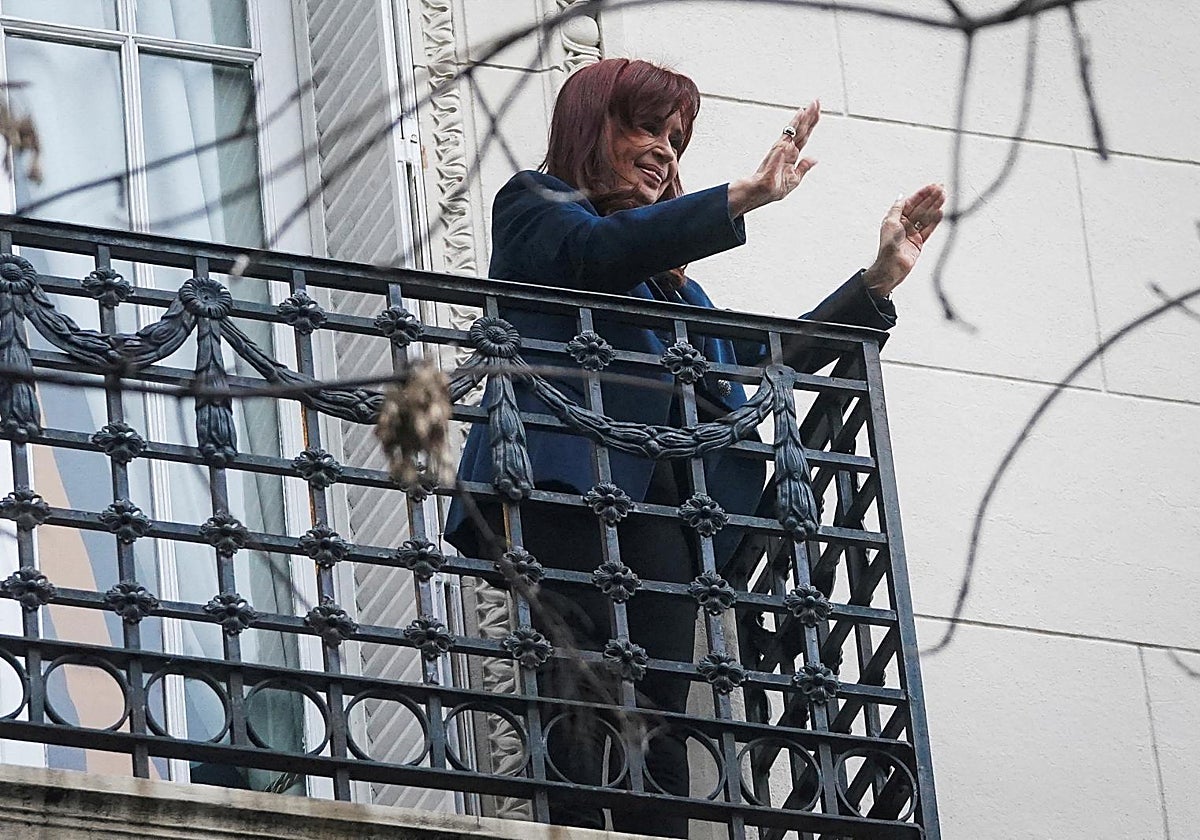 Cristina Fernández de Kirchner saluda desde el balcón de su domicilio