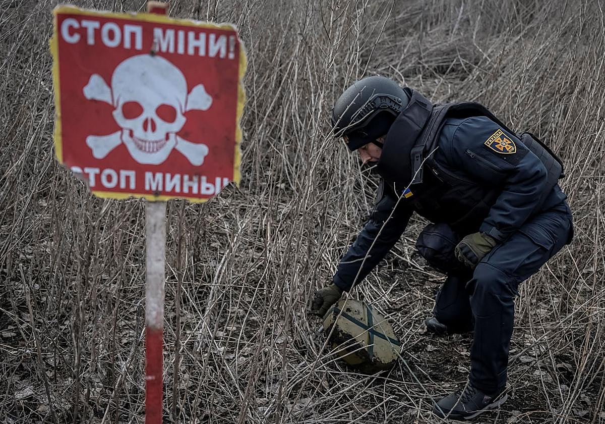 Un zapador inspecciona un área minada en Ucrania